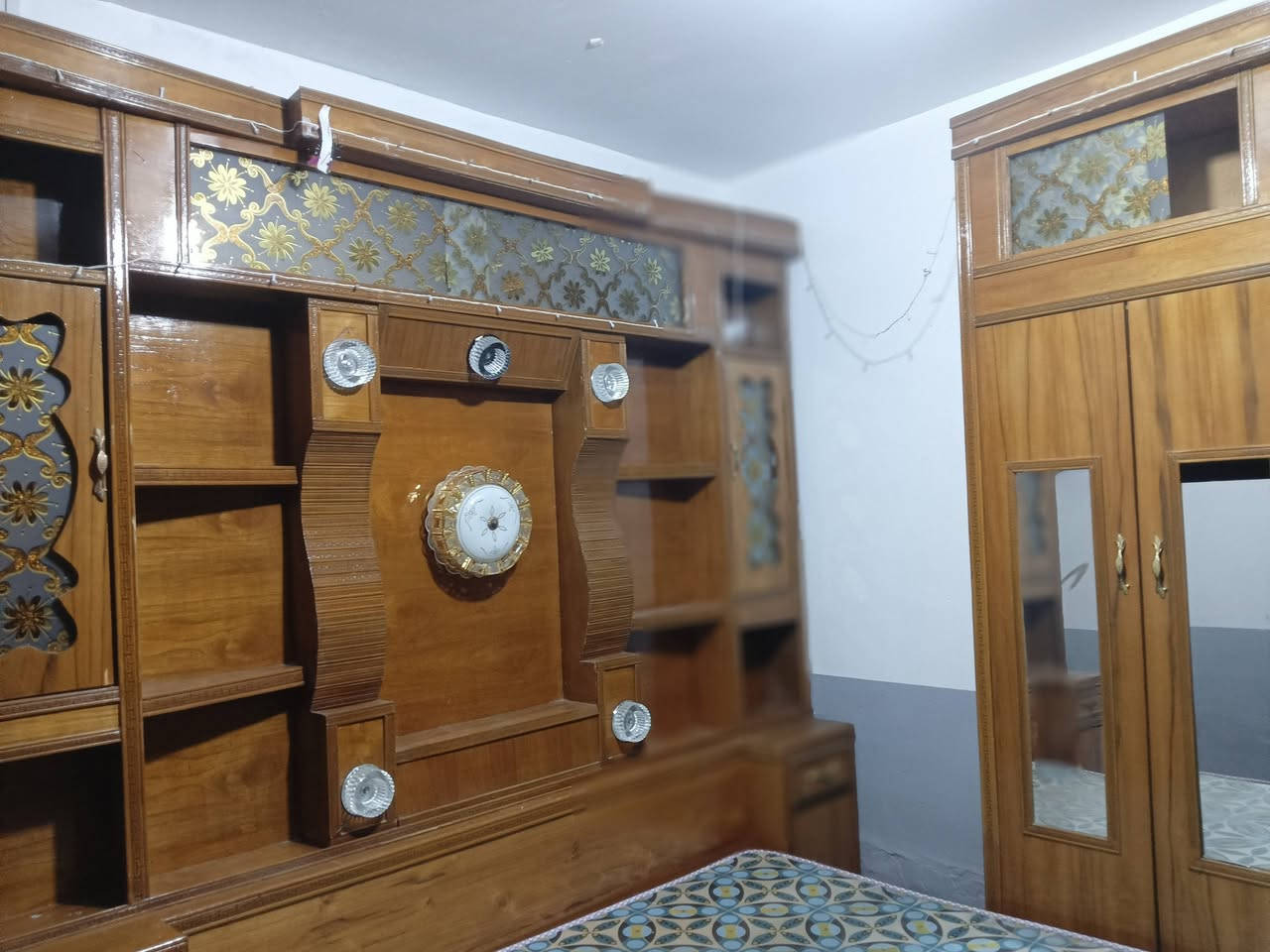 بسم الله اخوان السلام عليكم ورحمة الله وبركاته طبعن من رخصت ادمن يوجد غرفة نوم نضيفه كلش مثل ماموضح بل صوره  الشراي خل يتواصل على هاذا الرقم *********** العنوان القائم حصيبه مقابيل الجنسيه وشكرأ
