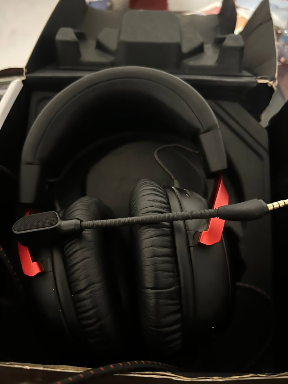 سلام عيلكم سماعة هايبر كلاود 3 مستعمله للبيع اخت الجديده  

Hyper X: Cloude III
هايبر إكس كلاود 3... السماعة السلكية اللي ترفعك لعالم ثاني من اللعب. صوت محيطي واقعي بدرايفرات 53 ملم، يخليك تحس بكل خطوة وكل طلقة. جودة تصنيع من الألمنيوم، خفيفة وتتحمل، مع وسائد ميموري فوم مريحة حتى لو لعبت لساعات.
مايك بحجم 10 ملم قابل للفصل، يعزل الضوضاء ويسجل سوتك بنقاوة. تشتغل على كل الأجهزة: كمبيوتر، بلايستيشن، إكس بوكس، وحتى الموبايل... أداء احترافي من أول توصيل!
السعر : 75.000
للتواصل واتساب :***********
مكاني بغداد مدينه الصدر
