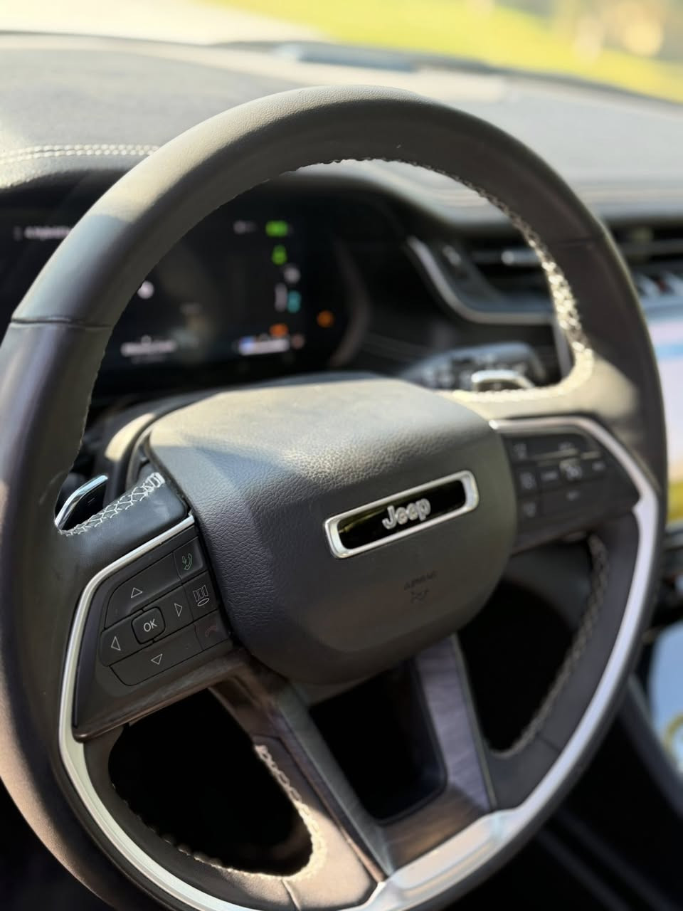 السلام عليكم جيب كراند شيروكي 4XE 2024 وارد امريكي ابيض  لمتيد فول سياره
Jeep Grand Cherokee 4Xe 2024 المكينه : 2000  تيربو + هايبرد + بلك ان 
المسافة المقطوعة : 40 الف 
الضرر : فقط طعجه بالبنيد بدون ايرباك 
حالة الايرباك : سليم مطاك ولا ايرباك
#مواصفاتها
1.شاشه 
2.بصمه
3. تشغيل عن بعد
4.دمام خلفي
5.كشنات جلد
6.كشن السايق ميمري
7.كشنات كهرباء
8.صندوك كهرباء
9.حساسات خلفيه
10. قطع تبريد 
11.اشاير بالمري
12.رادار امامي
13.رادارات 360
14.ثلاث وضعيات قياده
15. بنوراما فتحتين
16. كير ماوس
17. نظام منحدرات
18. هيترات بالكشنات 
19.ويل كب كروم
20.لايتات لد
21.بكلايت لد
22.كشافات
23.بصمة ابواب
فول مواصفات 1/1 تحويل ثاني يوم
#السعر : 31500  
تفاصيل اكثر هذا رقمي 
*********** او ***********
مكاني بغداد حي الجامعه شارع الربيع
