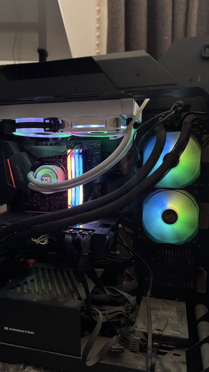 هذا العملاق بسعر جدآ مناسب
المواصفات corei7 10700K مع مبرد كولرماستر 
Ram32 
كارت الشاشه العملاق معروف
Rog RTX 3080 Ti 12GB  التبريد مالته راديتر دبل فان
هارد m.2 
السعر مليون و٩٠٠ قفل
للعلم بس الكارت سعره معروف 
للتواصل واتساب ***********
