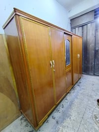 غرفه اخشاب • نظيف • رجلين