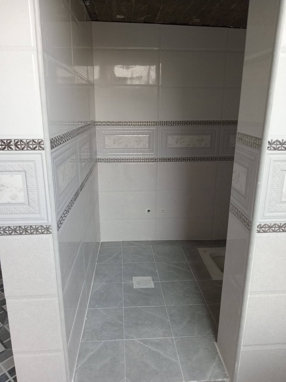 سلام عليكم بيت للبيع في قضاء المحمودية مقابل مستشفى المحمودية المساحه الوجه عشرة متر والنزال اربعه عشرة متر ترميم جديد خمسة غرف النوم وهول اتصال خاص***********
