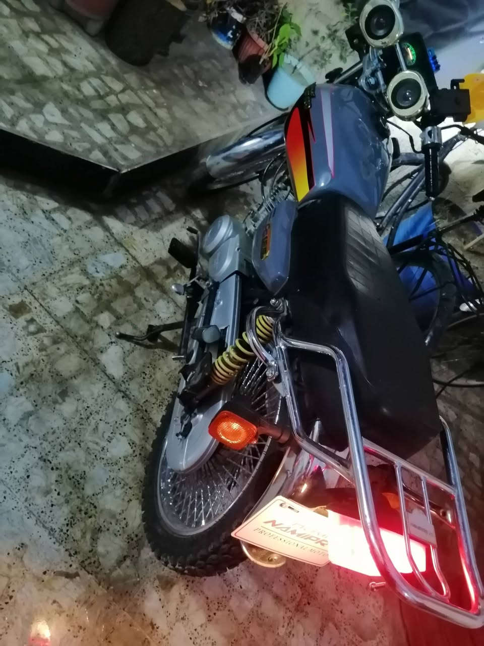 سلام عليكم
موطور اربع كير 
گير محرك بشرط لا صرف لا بخار ولا صوت 
كهربائيات كله شغال بشرط 
الماطور حلوه و ومرتبه للشغل ماشاءالله 
سعره 475
وبي مجال قليل للطيبين 
***********
