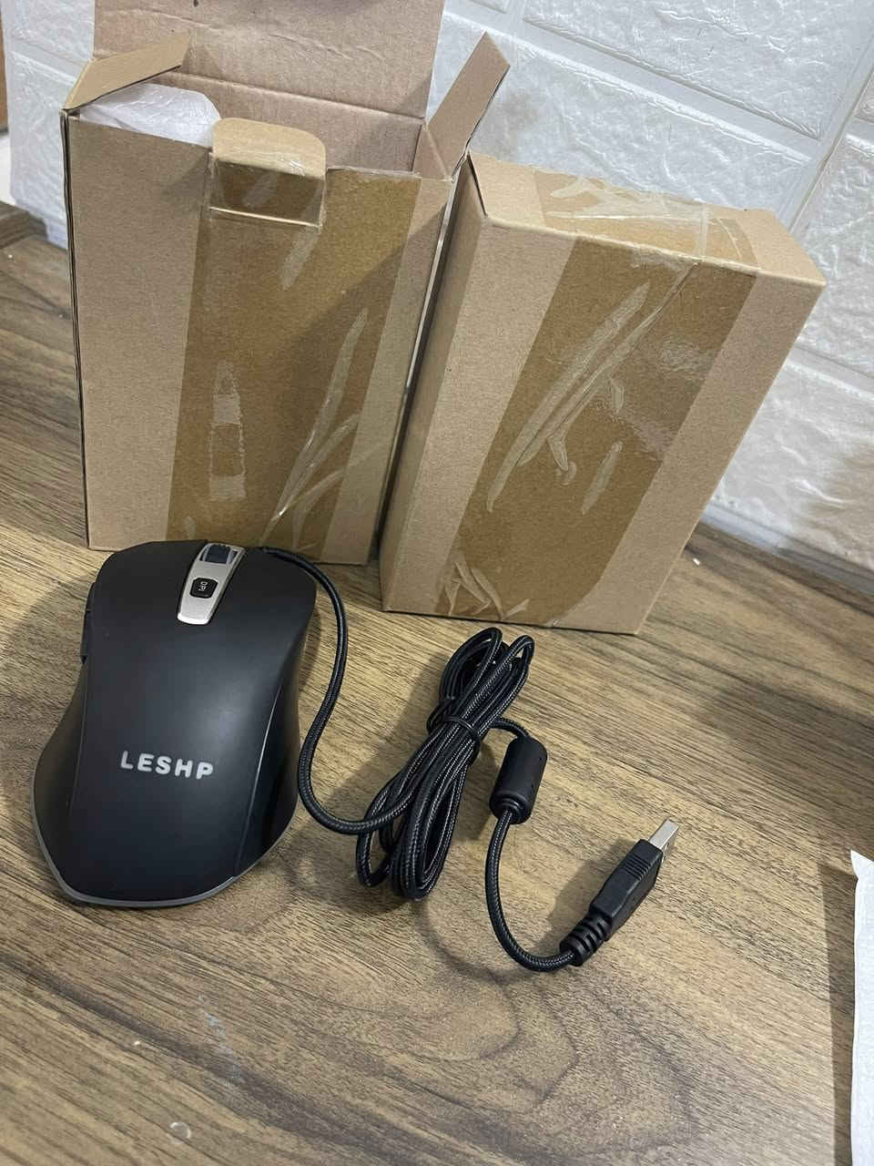 1-هذا المنتج هو ماوس ألعاب ضوئي سلكي من علامة LESHP، ويتميز بالمواصفات التالية:
الإضاءة: إضاءة LED تتنفس بـ 7 ألوان. 
الأزرار: يحتوي على 7 أزرار، بما في ذلك أزرار للتحكم في السرعة (DPI) وأزرار للأمام والخلف. 
الدقة: سرعة DPI قابلة للتعديل بين 1200، 1600، 2400، و 3200. 
الاتصال: توصيل سلكي عبر واجهة USB، يدعم التشغيل الفوري (Plug and Play). 
 
2-  ماوس لاسلكي باللون الأخضر الفاتح (Mint Green)، 
المواصفات الأساسية:
نوع الاتصال: لاسلكي بتقنية 2.4G عبر مستقبل "USB Nano" صغير.
المميزات:
نقرات صامتة: مصمم بتقنية تمنع الضوضاء أثناء النقر، مما يجعله مناسباً للاستخدام في الأماكن الهادئة.
الدقة: تصل دقة التتبع إلى 1600 DPI لضمان حركة دقيقة.
البطارية: يعمل عادةً ببطارية واحدة من نوع AA (يتم تركيبها في الجزء السفلي من الماوس).
التوافق: يعمل مع أنظمة ويندوز، وماك، والتابلت، وأجهزة اللابتوب والكمبيوتر الشخصي. 
 
الاسود متوفر منه قطعتين والابيض 9 قطع 
البيع اذا شلع 40 مع التوصيل 
واذا مفرد الاسود ب 6 والابيض ب 4


**إذا كنت صاحب هذا الإعلان وتريد حذفه لأي سبب، رجاءا أرسل رسالة إلى الدعم الفني**