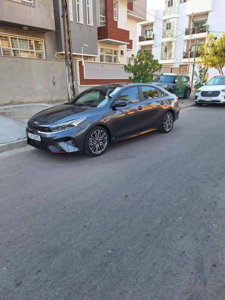 السلام عليكم.. قبل متخابر اقره التفاصيل وعلى راسي.. فورتي GT 2022 ماشية 49  بدون تبديل ليبل واحد بدون ايرباك صبغ جاملغ وحافة البنيد مواصفات محرك 1.6 تيربو كير دبل كلج DCT لايت LED بك لايت LED بصمة رادارات جانبية وامامية كاملة بدون نقص سيت كلج اصلي جديد باتري جديد من الشركة تخم بلكات جدد اصلي فيت بم كامل اصلي شركة تايرات هانكوك جدد..
رقم بغداد بأسمي.. 
بدووووووون فتحة ولا كشن كهرباء..
مكاني الغزالية شارع المشجر
***********
***********
السعر 159.. بيها مجال بسيط ان شاء الله بالمعقول..
