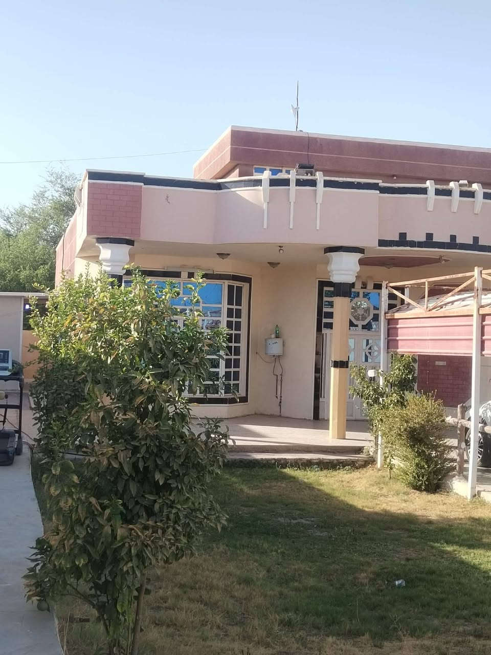 دار طابقين للبيع....
المساحة الكلية ٩٠٠ متر
السعر ٩٥ مليون........ 
الموقع الرمادي ناحية اليرموك منطقة القرية العصرية
بناء حجر وسمنت حالة البناء جيده جدا
محتويات الدار ديوان هول صالة داخلية كبيرة غرفتين نوم طابق الأول
مطبخ وحمامات داخلية بالاضافه إلى مطبخ وحمامات خارجيه، سبالت عدد ثلاثه مع الستائر تبقى مع الدار
طابق ثاني غرفتين نوم مع حمامات.
الدار يقع داخل منطقه سكنية متوفر جميع الخدمات
ماء وكهرباء وتبليط بلدية مدارس الخ.... 
يبعد عن الطريق الرئيسي السايدين ١٥٠ متر
_____________________________
ملاحظة مدة اخلئ الدار شهرين من تاريخ كتابة العقد
تدفع نصف المبلغ الباقي عند إستلام الدار
طبعآ الأرض واقع حال لزمة مكفولة من اي مشكلة عشائرية تعهد وبصمة ومكاتبة حال المنطقة بالكامل لا يوجد طابو
___________________________
للسعر والاستفسار أكثر اتصال على الأرقام التالية
*********** واتساب
*********** واتساب
او مراسلة الصفحة في اي وقت نعتذر عن التأخير عن الرد في بعض الأحيان
نستقبل جميع العروض العقارية في مدينة الرمادي
ابو احمد
# مكتب عدنان العسافي
للعقار
