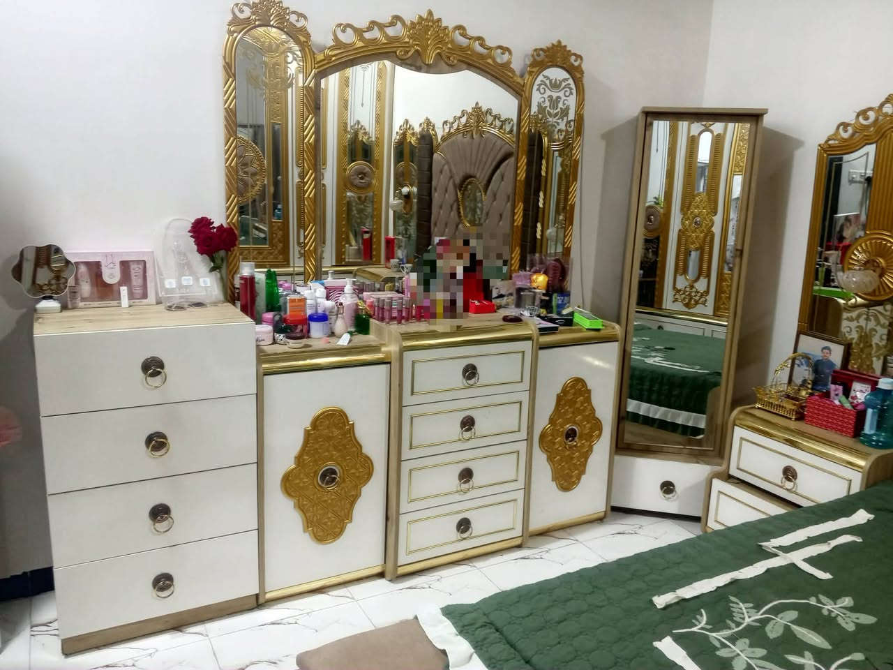 السلام عليكم
للبيع غرفة تركيه نضيفه حيل حلوه 10 قطع 
السعر 650 وببها مجال شي قليل 
التواصل  *********** اتصال او وتساب
