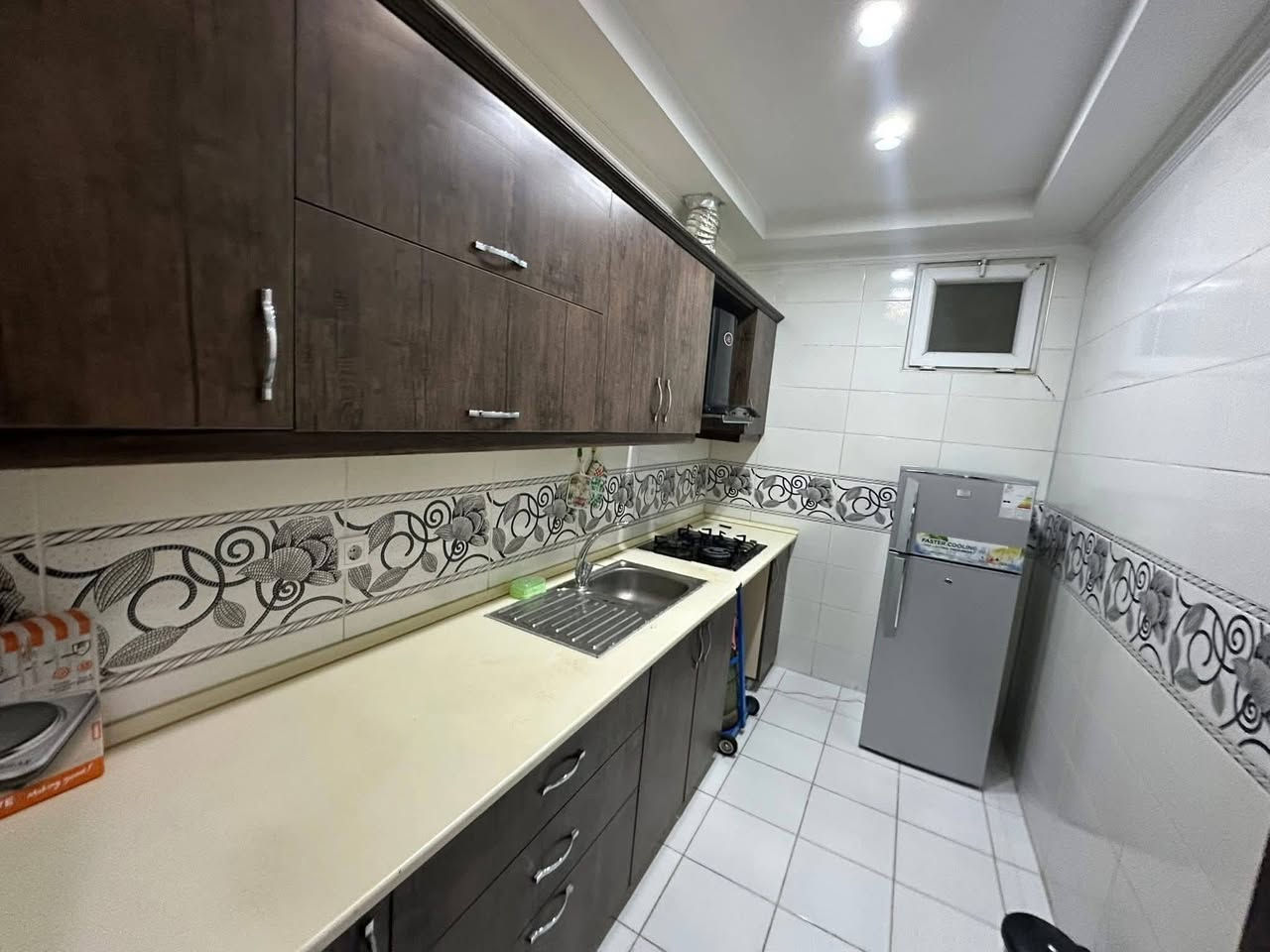 عرض جديد وحصري... 
■ شقه للبيع في مجمع روز تاور الشقة #موؤثثة بلكامل 
■ مساحه 85 م 
■ ١+١ غرفه وصاله 
■ مطبخ مفصول وصحيات
■ مجهزه الشقه سبالت عدد٢ وكونترات
■ ارضيه باركيه
■ خدمات المجمع كهرباء وماء ٢٤ ساعه سكيورتي
■ مساحات خضراء 
■ موقع المجمع مجاور شقق بلاص لايف طريق كويه
■ للإستفسار ***********
