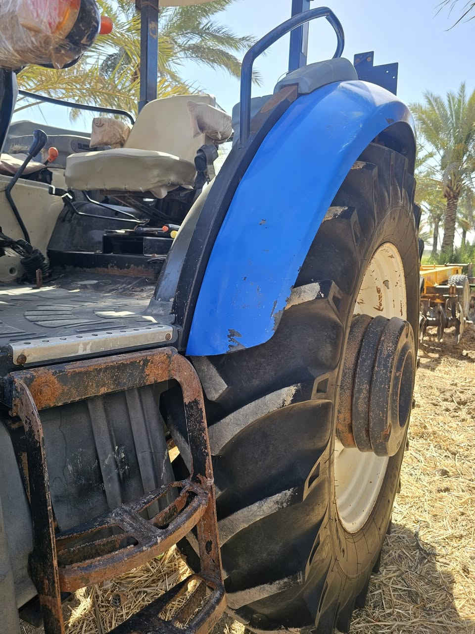 سلام عليكم نيوهولند للبيع  تخم تاير مكينه وكير واكسن مكفول فول عادي موديل 14 رقم أربيل جاهزه للشغل للاستفسار ***********
