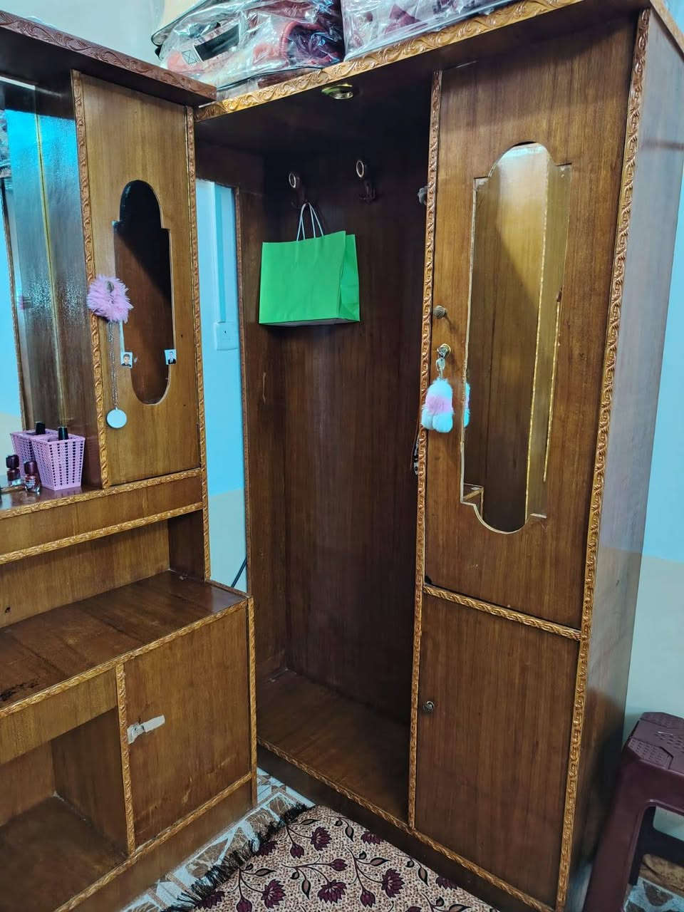 غرفه للبيع نضيفه السعر 600 وبيها مجال ***********
