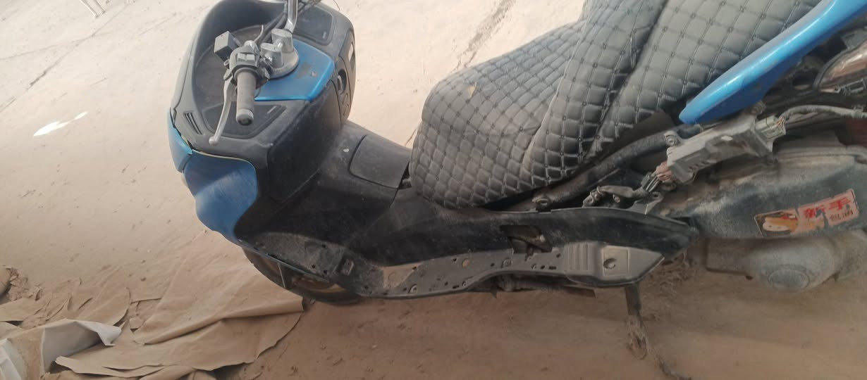 السلام عليكم رمضان كريم عليكم 
فورزا 80للبيع 
متروكة نقوصاته باتري + التأير ينزل كل فترة ورة ما نفخه + المكينة تبخر 
كهربائيات شغاله إشارة لايت بصمه بك لايت عدادات كله شغال 
كل التفاصيل مذكورة .
السعر 325 النقوصات يوكعن من سعرها


**إذا كنت صاحب هذا الإعلان وتريد حذفه لأي سبب، رجاءا أرسل رسالة إلى الدعم الفني**