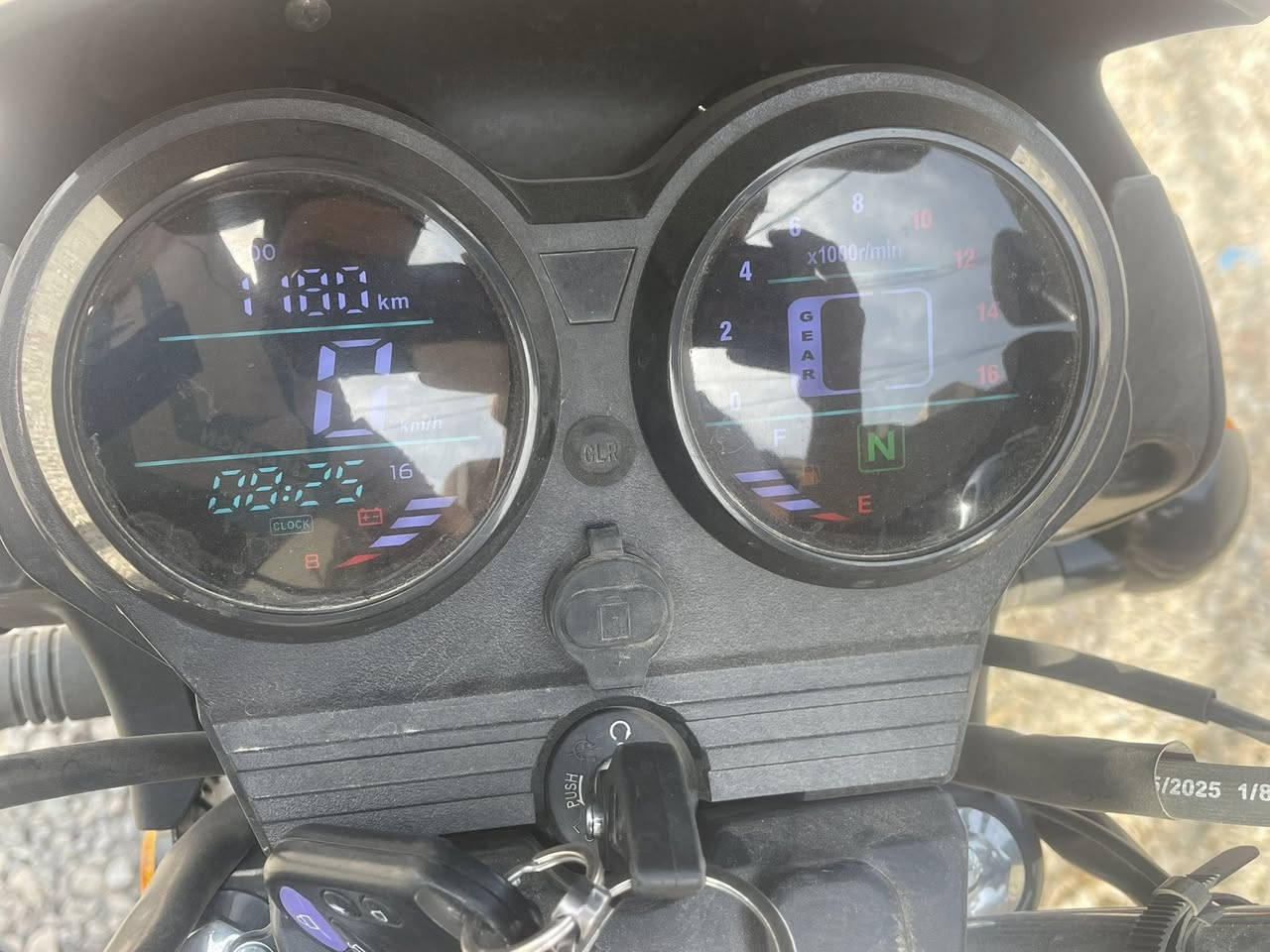 بسم الله الرحمن الرحيم 
دراجه دايوان  للبيع موديل ٢٠٢٥ شكل ٢٠٢٦  رقم وسنويه باسمي 
رقم سليمانيه ماشيه ١٠٠٠ فقط يعني عله وضع الشركه 
السعر ٢٦٠٠ وبيه شويه حك جيه  للستفسار ***********
