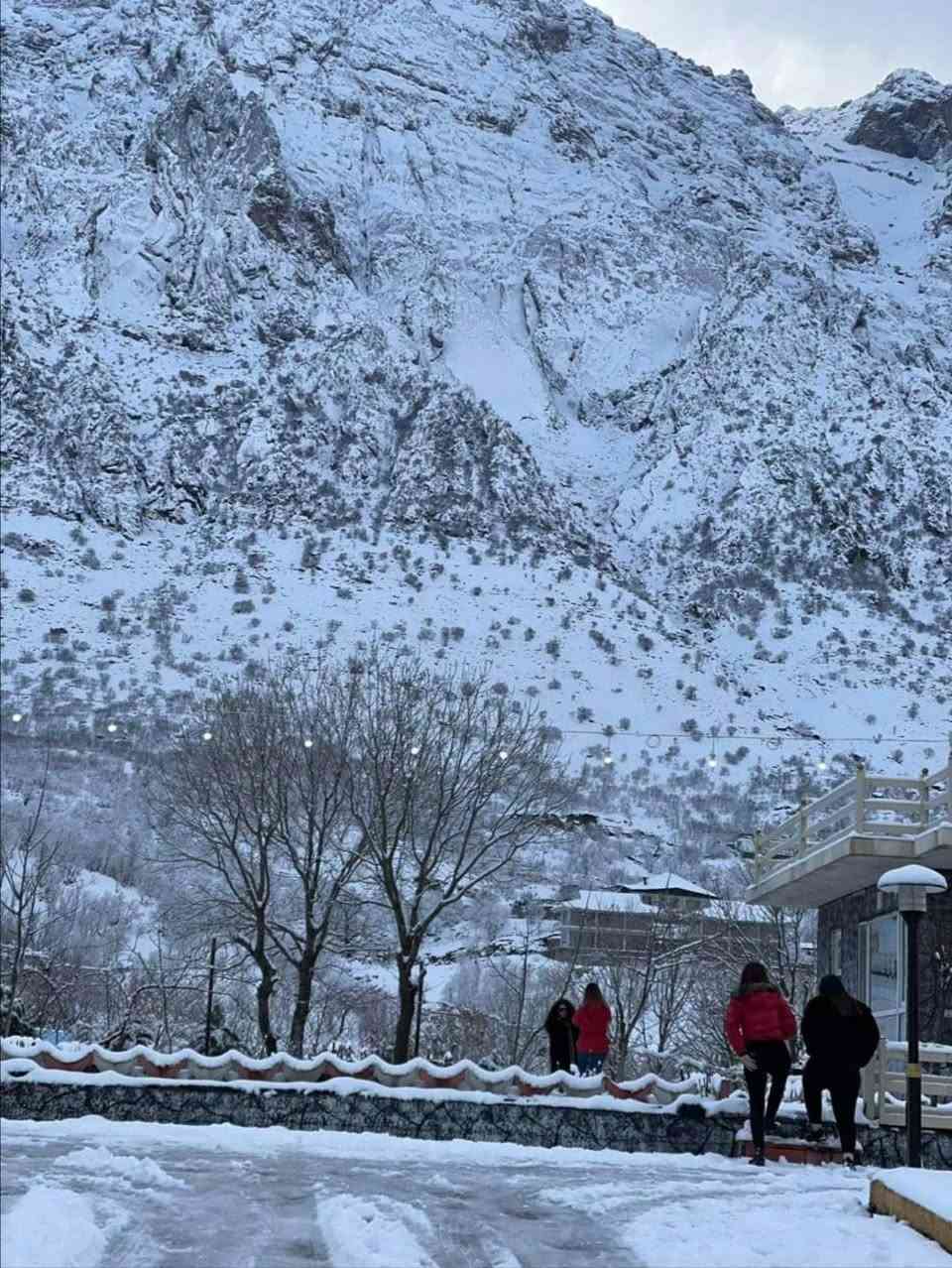 😳انتباه 😳انتباه 😳عاجل 
   
🥳#الحجوزات_العامة_في_سليمانيه🥳 
  🥶بمناسبة حلول موسم الثلج 🥶

💫احجز وانته بيتك مرتاح 💫

😭احسن من تتبهدل انته او عائلتك 😭

👇الحجوزات🔥متوفر عندنا👇

✅#موجود_شقق_سياحية✅
❤️غرفة وصالة ومطبخ 
🧡غرفتين وصالة ومطبخ 
💛3غرف نوم وصالة ومطبخ 
⬅️موقعها شارع 60 
وقرب مجدي مول ➡️

✅#موجود_شاليهات_سياحية ✅
⭐️غرفة وصالة ومطبخ ⭐️ 
⭐️ غرفتين وصاله ومطبخ ⭐️

 ✅#متوفر_اكواخ_للايجار ✅
⭐غرفة وصالة ومطبخ⭐
⭐غرفتين وصالة ومطبخ وسط⭐
⭐غرفتين وصاله ومطبخ كبير⭐

   ✅#متوفر_بيوت_سياحية ✅
   🌟غرفة وصالة ومطبخ 🌟
✅#متوفر_فنادق3_4نجوم_للعرسان✅
😳👈#الحجز_مسبق_رجاء👉😳 

📣ملاحظة📣/ الحجز مفتوح من #ساعة (#9صباحا) إلى #ساعة (#12ليلا) الحجز ويكون إرسال جناسي والعربون الحجز بدون عربون ما يتم تثبيت الحجز
  📢ارقام الحجز📢
***********واتساب
*********** واتساب الحجز
#شقق_سليمانيه_وفنادق_سياحية
#حجوزات_فنادق_وشقق_ومزارع_وشاليهات
