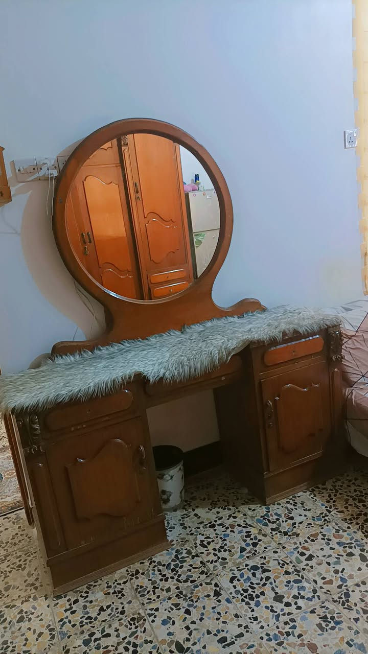 غرفه اخشاب للبيع ضخمه صاج ثقيل عوزه شوي ترتيب بسيط سعره 350 وبيه مجال بسيط ***********
