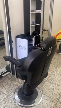 غراض حلاقه للبيع مرايات ٢فاترينه ١كراسي ٢عربانه ١ كراسي ٤مقعد زبائن مك...