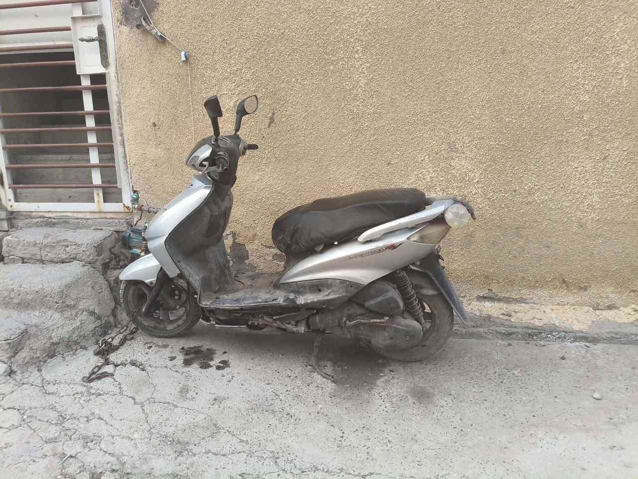 دراجة سكنس مجفتة للبيع العنوان الكريعات وقرب حسينية الزهراة السعر 400الف بية فقط الدبل اشارة متشتغل بس الموبايل ***********0
