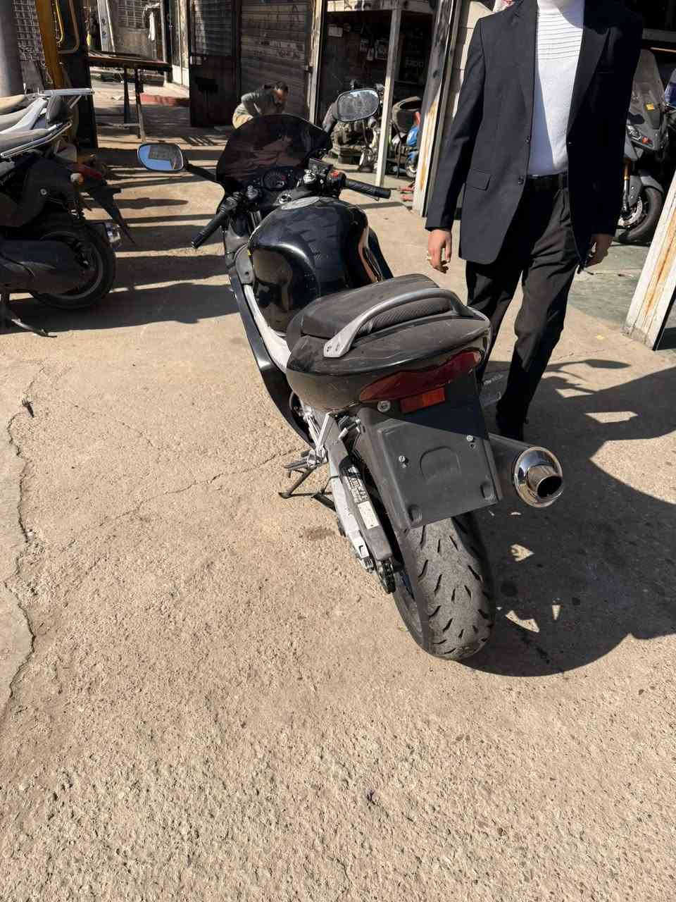 السلام عليكم اخواني دراجة بطح F4 600 للبيع الدراجة مكفولة مآخذها من كلشي وكلاشي قبل اسبوع نزلتها ***********
