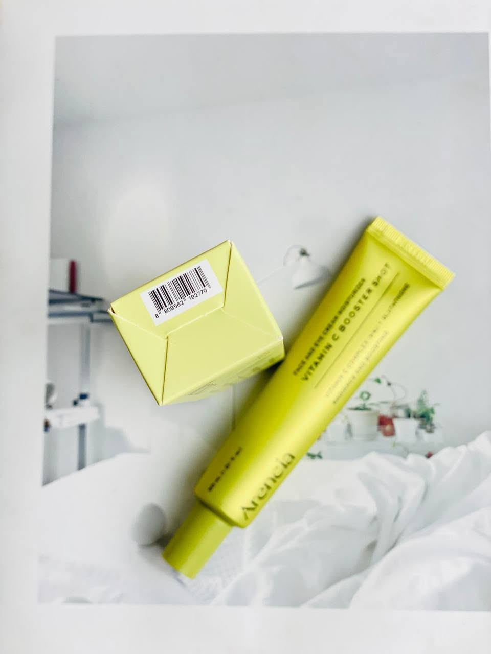 شوفو شنو توفر عندنا 😍😍
Arencia – Face & Eye Cream Moisturizer
✨ Vitamin C Booster Shot ✨
كريم خفيف وعملي يخدم كـ Booster بفيتامين C، ينفع للوجه وتحت العين في نفس الوقت 👌
💛 تركيبة ذكية تعطيك إشراقة وترطيب بدون ما تحسي بثقل أو دهنية

يحتوي على :
✔️ Vitamin C Complex (5%) → إشراقة واضحة + توحيد لون البشرة
✔️ Glutathione → يساعد على التخفيف من التصبغات ويزيد النضارة
✔️ مرطّبات خفيفة → ترطيب مريح بدون ما يسد المسام

الفوائد:
✨ يعطي إشراقة من أول استعمال
🎯 يساعد تدريجياً على تقليل البقع والتصبغات
👁️ يخفف مظهر التعب والهالات تحت العين
💧 يرطّب البشرة بدون إحساس دهني

😍 مناسب للاستعمال اليومي، خصوصاً لو تبي نتيجة ناعمة وبشرة حيوية
المنشأ كوريا الأصلي 🇰🇷


**إذا كنت صاحب هذا الإعلان وتريد حذفه لأي سبب، رجاءا أرسل رسالة إلى الدعم الفني**