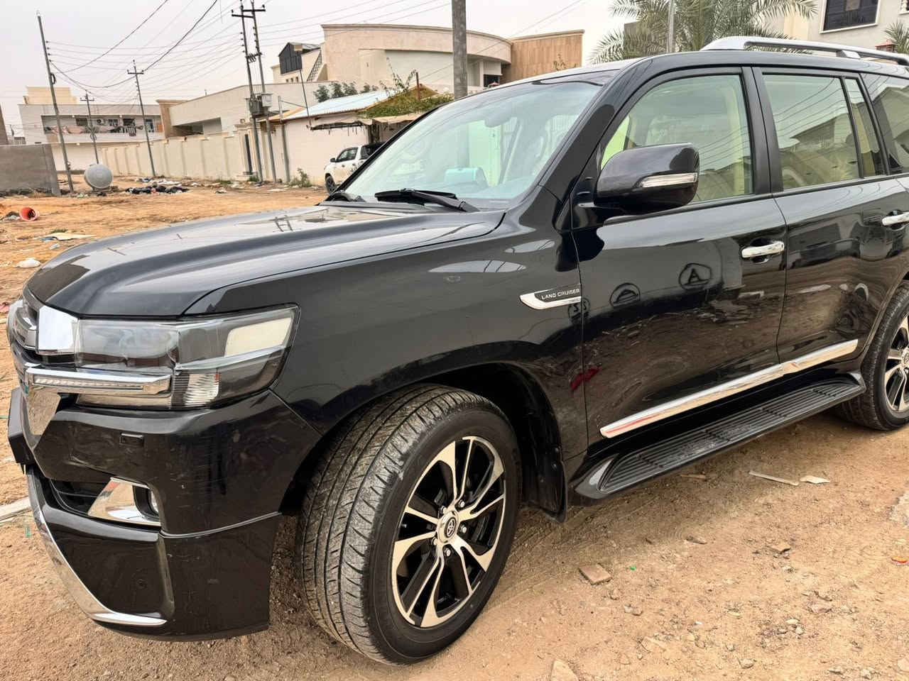 السلام عليكم ورحمة الله للبيع تيوتا لاندكروزر 2016 خليجي سياره فطيم باب اول كشنات جلد كشن السايق 3 دكم 8 ايرباك محرك 6 سلندر بلادي تخم تاير دلوب ماشيه 150 الف رقم بغداد الجديد بيها بارد كد شبر وصبغ نص قبق الجنطه فقط بدون فتح بدون اي ضرر داخلي سياره جاهزه اي نقص مابيها وسعرها مناسب للجناي 435 وبيها مجال قليل مكان السيارة بالرمادي ***********
