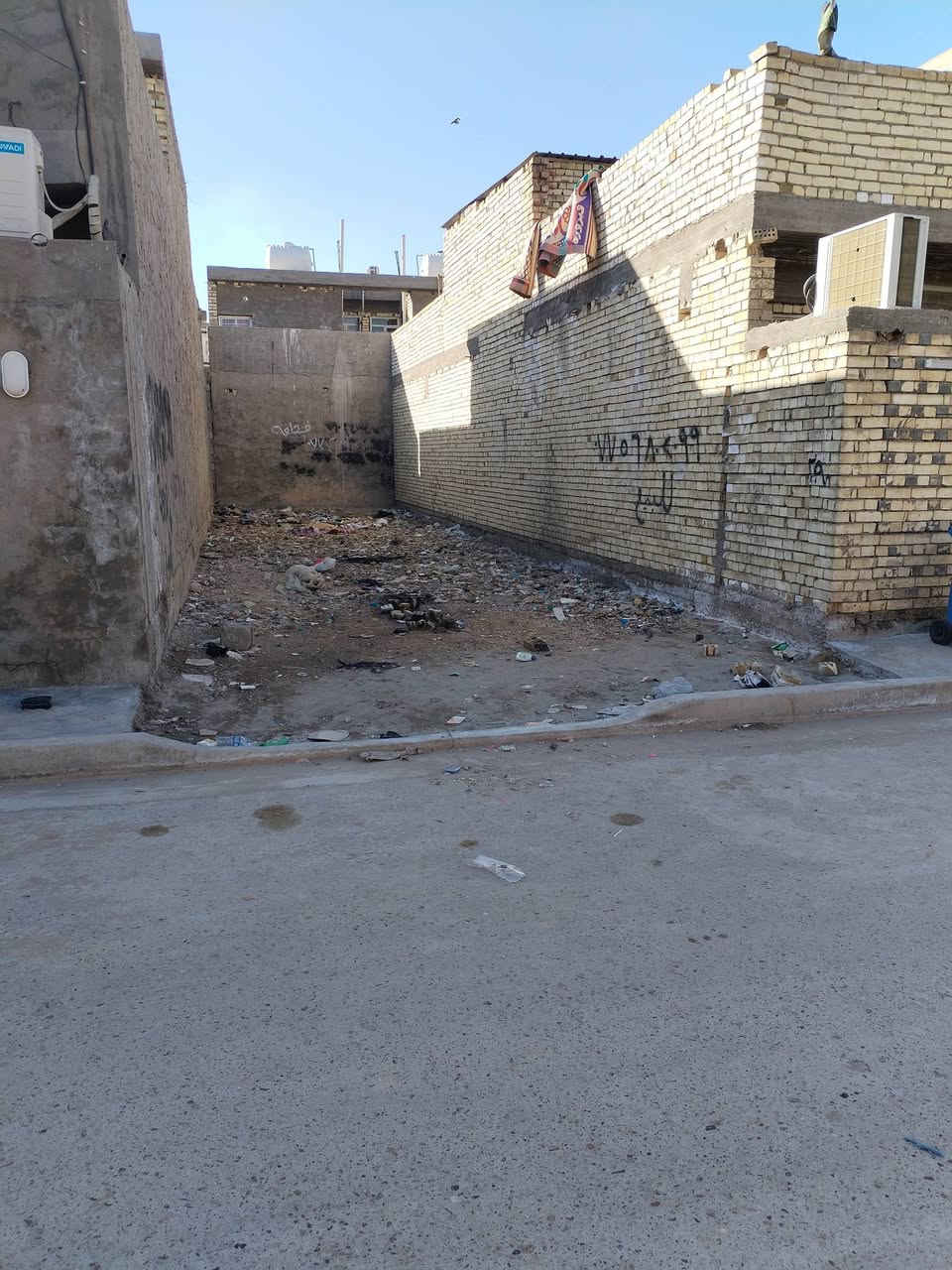 سلام عليكم قطعة ارض 100م للبيع بنهايت اربع شوارع شارع المخبز الفرع السابع كامله خدمات ماء مجاري تبليط شوارع عشره متر ساحب بداخل القطعه ماء ومجاري ومدفونه وجاهزه للبناء غير متواجد عل فيس اتصل ***********
