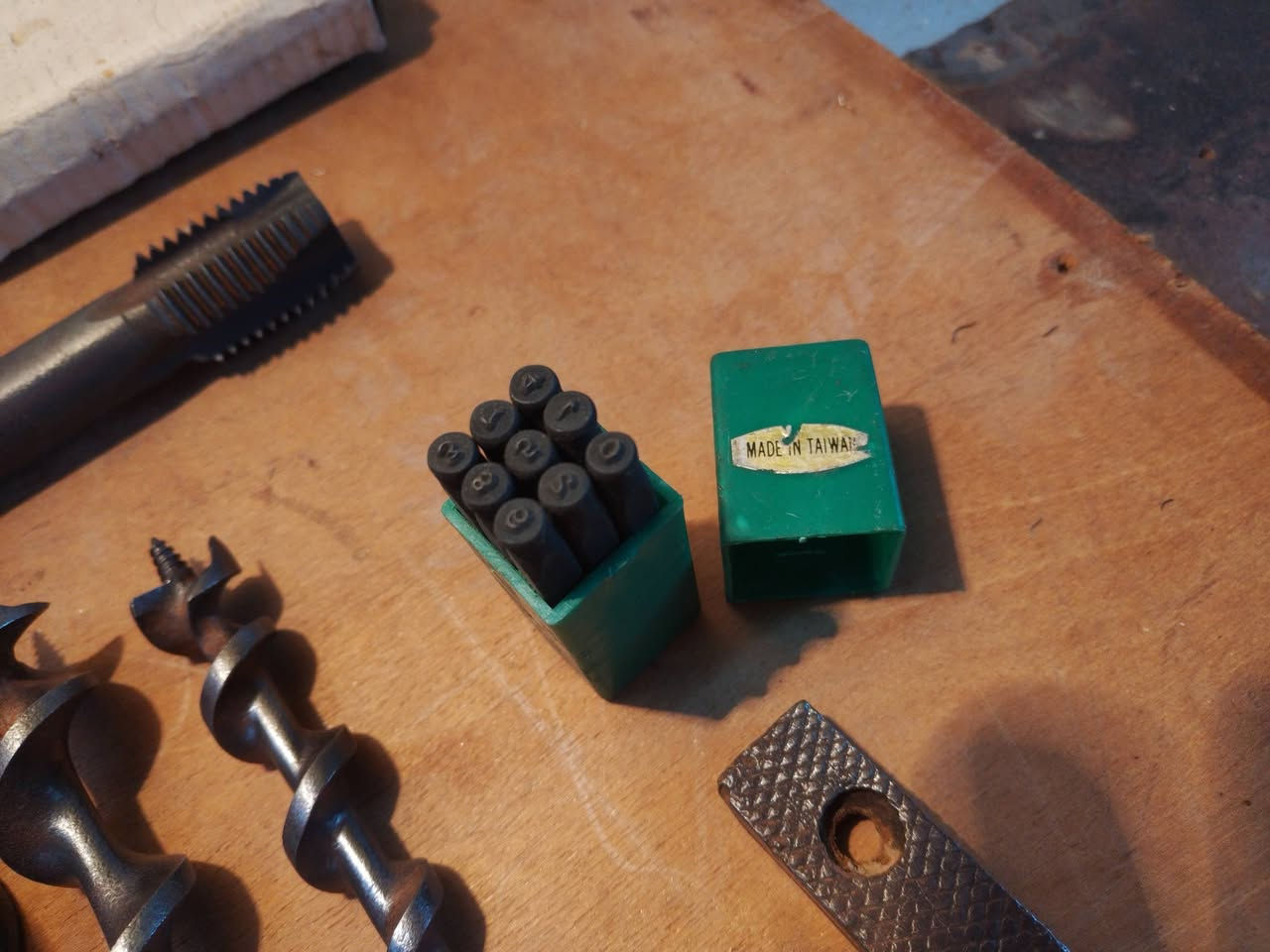 عدد يدوية أصلية انگليزي ياباني روسي ألماني.
 موجود توصيل جميع المحافظات الأسعار داخل التعليقات اسألني واجاوبك.


**إذا كنت صاحب هذا الإعلان وتريد حذفه لأي سبب، رجاءا أرسل رسالة إلى الدعم الفني**