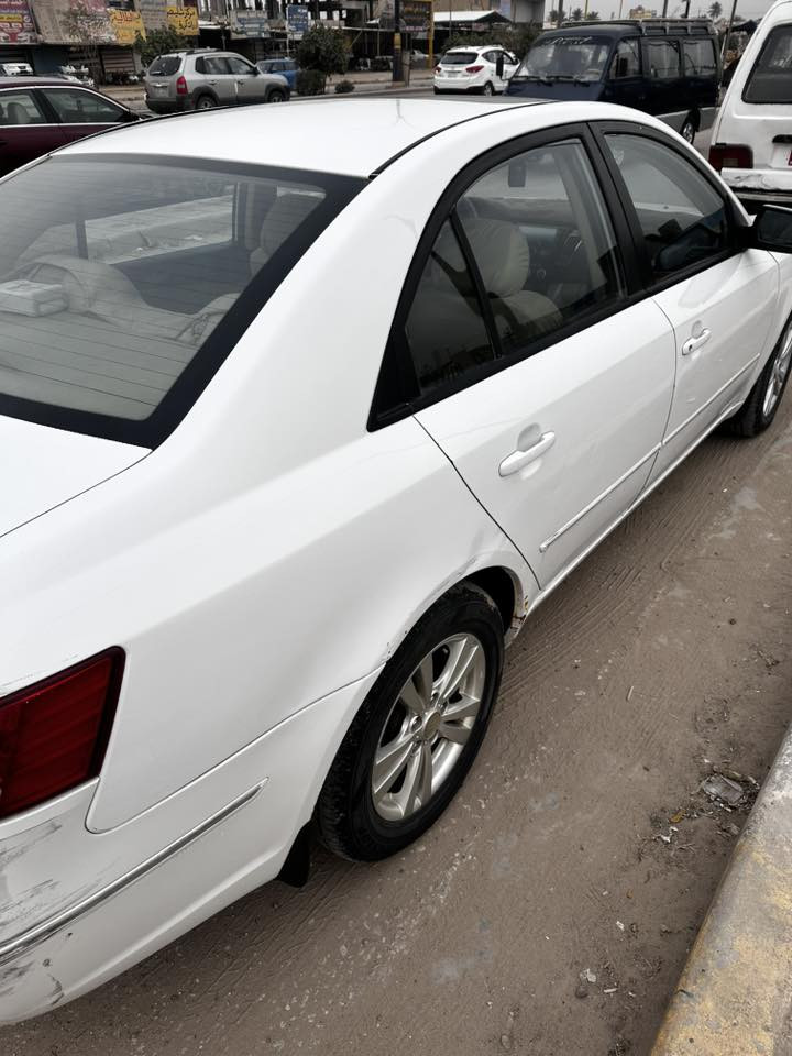 سوناتا خليجي ١١

الموصفات 

محرك ٢٤٠٠

فتحة بالقمارة 

تحكم ستيرن 

اشاير بالمري 

شاشة داخلية 

بيهه صبغ باب خلفي + الدواير 

السعر ١٢٢ و بي مجال بسيط 
مكاني حلة 
***********
