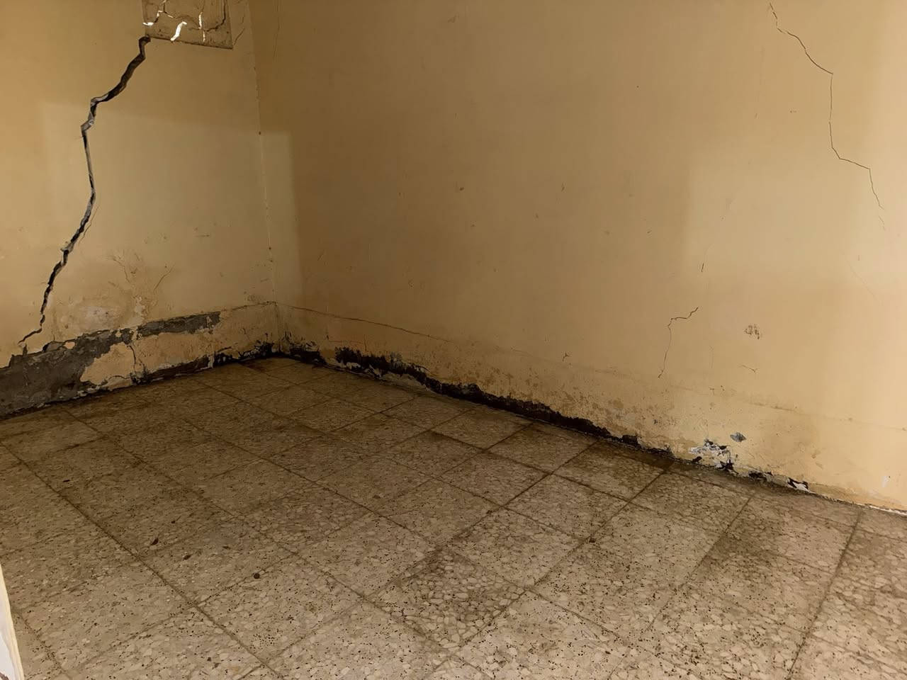 دار مساحة 50 متر في منطقة الجاير سند 25 إقرار البيت كامل من ناحية الاجرائات الجاير مقابيل الكفيل ثاني دربونه ع اليسار طابق واحد يتكون من استقبال وغرفه ومطبخ وخدمات كهرباء ماء كامل السعر 58 وقابل لتفاوض للاستفسار *********** واتساب
