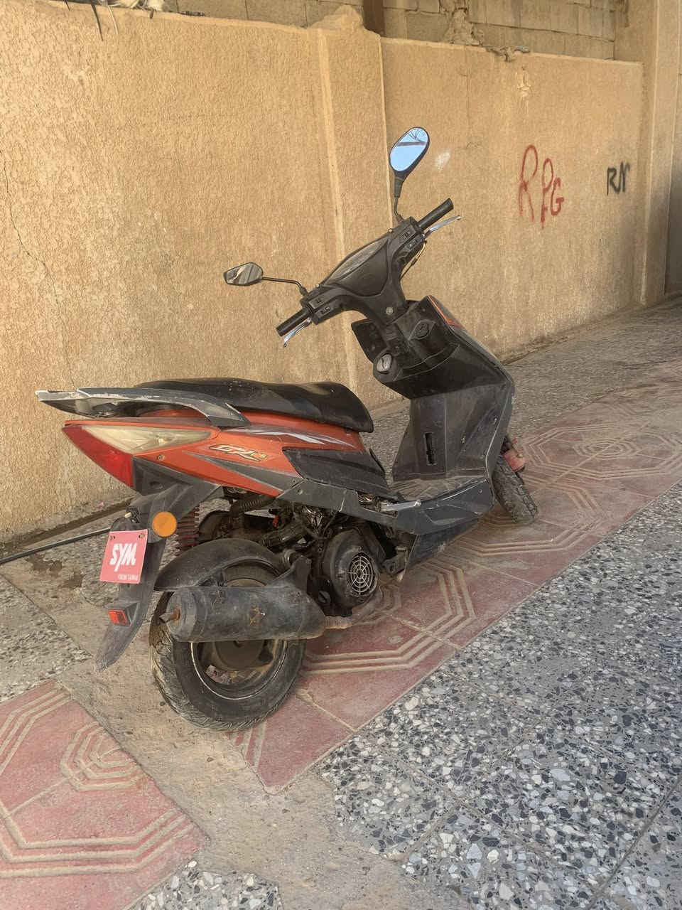 موطور لبيع سايم نحلة محرك ناعم كلهة شغالة لبيع السعر ٣٠٠وبيهة مجال قليل المكان الرمادي الورار لستفسار ***********
