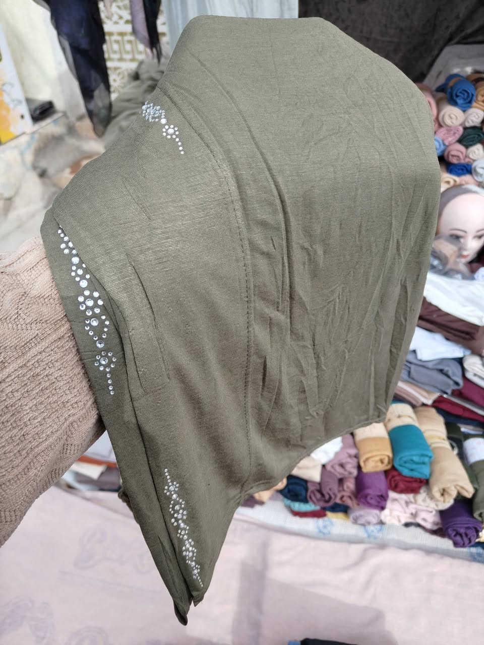 جديدنا من حجابات بيان 
شيله دلاليد  ستراس كويت اصلي
الوان اتجنن 
السعر 6000
بهرز باب الحان مجاور ابو 3 بالف 
يتوفر خدمة توصيل
@أبرز المعجبين


**إذا كنت صاحب هذا الإعلان وتريد حذفه لأي سبب، رجاءا أرسل رسالة إلى الدعم الفني**