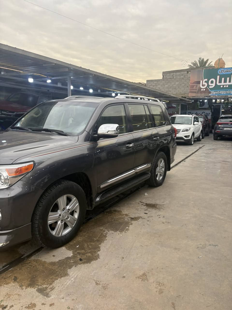 السلام عليكم سياره لاند كروز موديل 2013  صور السونر موجوده بيها فول موصفات السياره. السعر 300$ قفلها 
العنوان بغداد الجديده 
التواصل :***********
