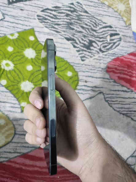 السلام عليكم 
ايفون ١٣ برو ماكس نضيف كلش ما مفتوح ولا مبدل 
بطاريه ٨٤ ما معلاياه جهاز كله نضيف 
سعر ٧٥٠ وبيه مجال 
مكان ناصريه مركز 
***********
