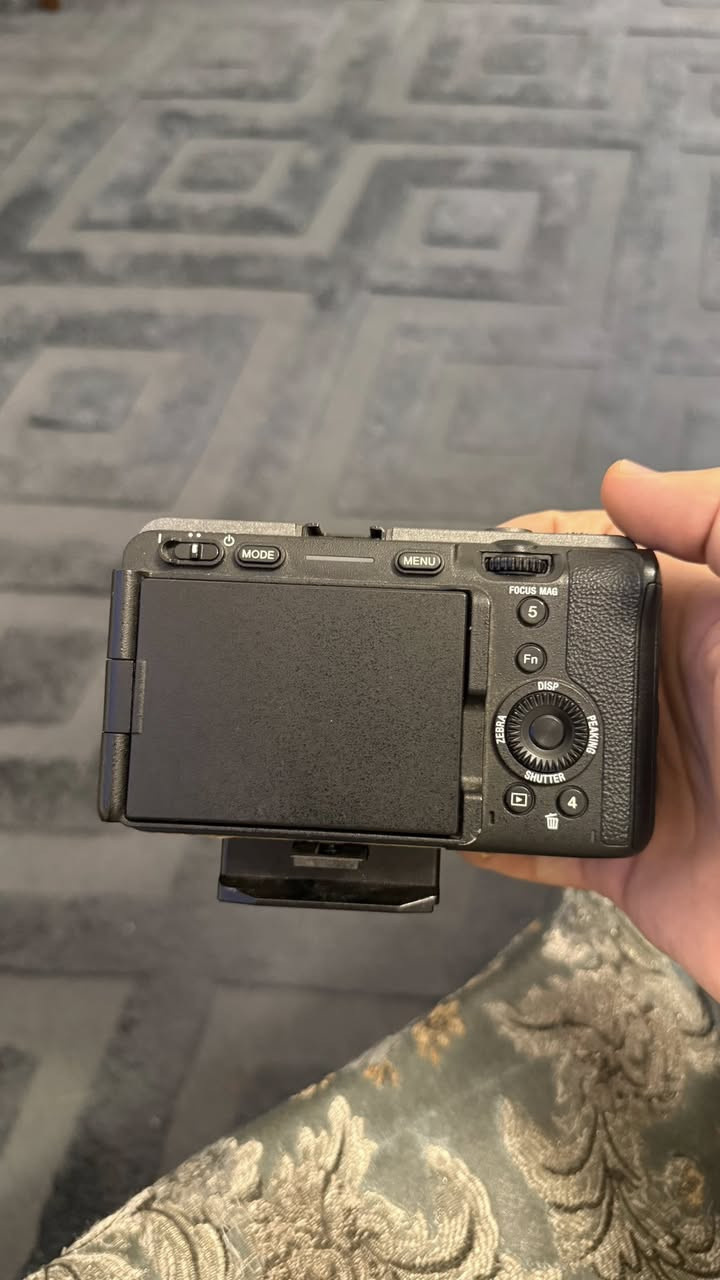 كاميرا Sony FX3 الوجبة القديمة للبيع
الكاميرا نظيفة كلش شخطه مابيها والكاميرا بس يمي 
مع الكارتونة الأصلية، والباتري الأصلي والشاحنة الأصلية والهاندل الأصلي

ويّاها رام CFexpress Type A سعة 320GB.

السعر: 28 ورقة


**إذا كنت صاحب هذا الإعلان وتريد حذفه لأي سبب، رجاءا أرسل رسالة إلى الدعم الفني**