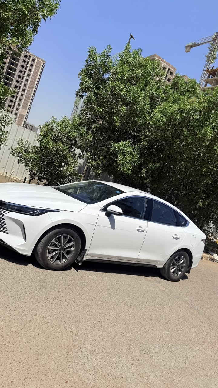السلام عليكم للبيع BYD Destroyer 05 2025 مكفولة عدا طخة بسيطة جداً بالباب الخلفية شاشة قلاب كبيرة محدثة كامل خرائط ويوتيوب كاميرا خلفية دوارة بصمة وكارت وتشغيل عن بعد غراضهة كاملة شاحنة وكارت وبصمة رقم بغداد ماشية 10الف  السعر 20.200 بغداد حي الاعلام تقاطع درويش ***********
