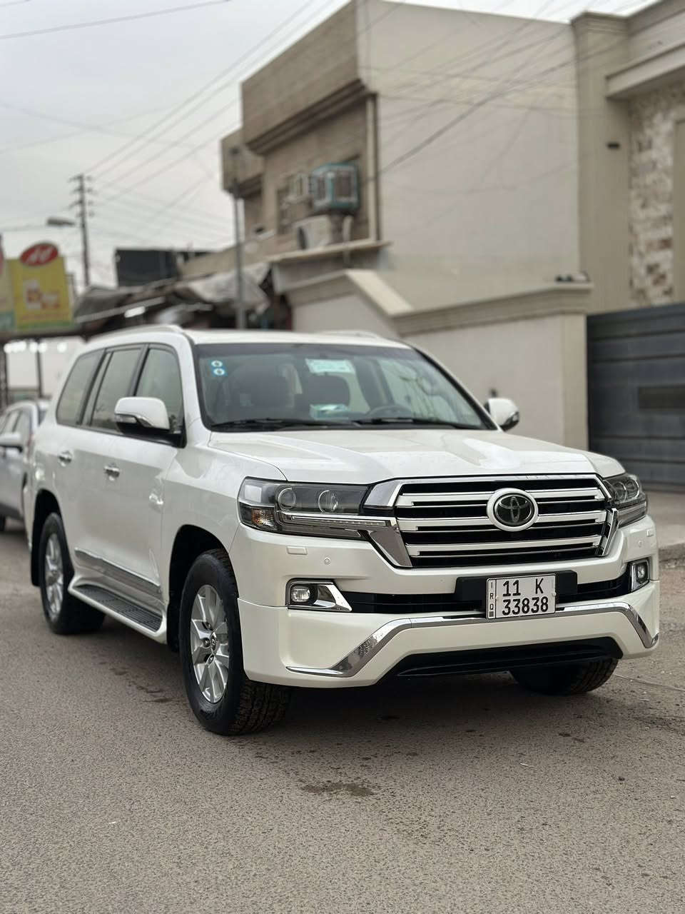 السلام عليكم 
لاندكروز 2017 وايت اديشن اصل فول 1/1 رقم بغداد الدولي الجديد  بسمي رقم وسنويه كله جديد ورقمها مميز ماشيه 93 الف حقيقي مكفوله كفاله عامه كير مكينه حدداديه كله مكفول (فقط بارد قليل)المواصفات — شاحن لاسلكي 
1 بصمه + بصمه ابواب 
2- سلايت 
3- كشنات جلد + كشنين كهرباء + كشن السائق 3 حركات 
4- 8 ارباك 
5- شاحن لاسلكي 
6- 3 شاشات 
7- مري شفط + مري قلاب عند الرجوع + اشاير بالمري 
8- اشاير لكزز + لايت اسود 
9- حساسات امامي خلفي 
10 - كامره 
11- زراك لايت 
12- طفايه 
13- تشغيل عن بعد 
14- اناره داخليه 
15- دوس علامه لاندكروز ضوئيه 
16- دبل ماوس 
17- ثلاجه + فور ويل
18- جام يصعد وينزل عن طريق البصمه 
معروفه مواصفات الوايت اديشن فول 1/1 السيارة على ادينة وجديدة جداً 
السعر 48 وبيه مجال 
مكان بغداد الاستفسار ***********
