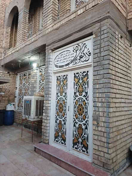 بيت  200 متر 
طابقين  6 غرف نوم 
الطابق الارضي كامل جاهز 
الطابق الاول 4 غرف 3 هيكل نقص جص وبورك وارضيه 
وغرفة وصحيات جاهزة 
التاجيات خلف جامع زمزم شارع 10 متر 
 *********** واتساب
