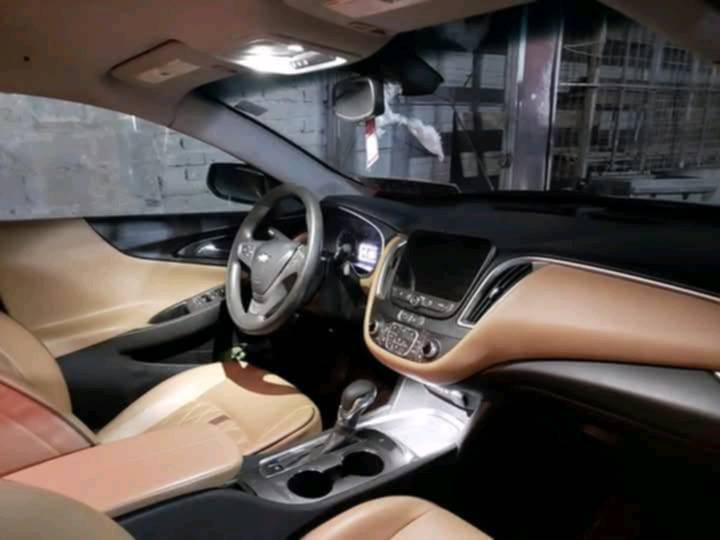 سيارة شيفروليه ماليبو، موديل حديث بحالة جيدة. الداخل أنيق ومريح باللون البني. هناك بعض الأضرار الواضحة في مقدمة السيارة كما هو موضح في الصور. السيارة تعرضت لحادث وتم إعادة ترميمها جزئيًا. مناسبة للاستخدام العائلي أو الشخصي بعد إجراء الإصلاحات اللازمة. للاستفسار، الرجاء التواصل للحصول على مزيد من التفاصيل.