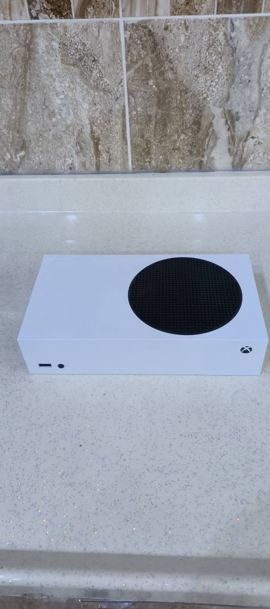 سلام عليلم جهاز xbox سيريس  S للبيع 512 GBجهازنضيف وشرط ما مفتوح ويزيد مو ديل 2021 عنوان كركوك السعر النهائى القفل ماليه 420الف رقم تلفون ***********  ***********
