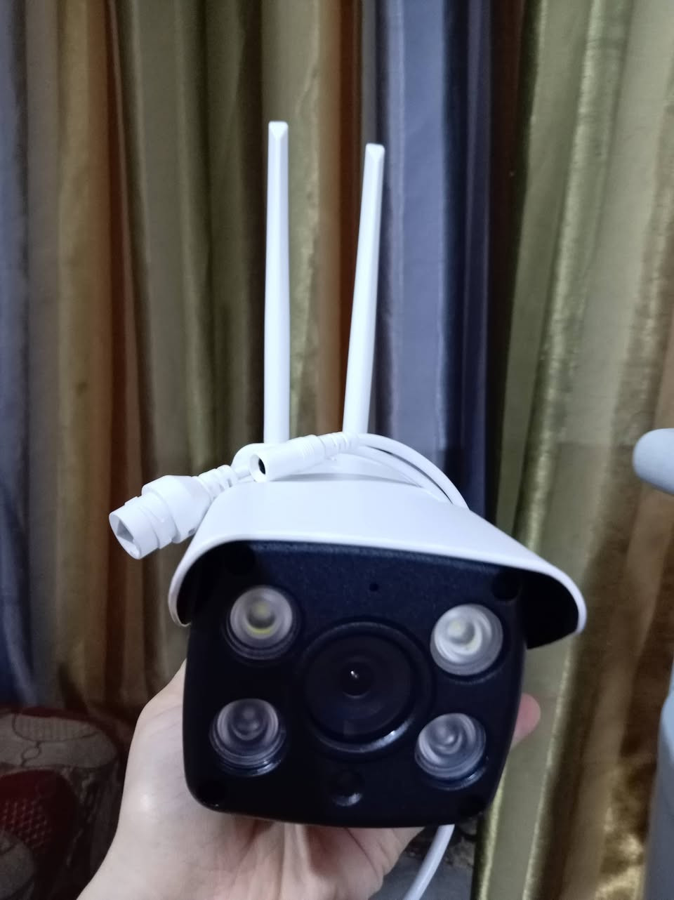 هذه كاميرا مراقبة خارجية من نوع (XM) وتتميز بالتالي:
دقة التصوير: توفر دقة عالية تصل إلى 1080P FHD أو حتى 5 ميجابكسل في بعض الإصدارات. 
الرؤية الليلية: مزودة بتقنية رؤية ليلية بالأشعة تحت الحمراء للعمل في الظلام. 
الاتصال: تدعم الاتصال اللاسلكي عبر الواي فاي، كما تعمل مع تطبيقات المراقبة السحابية مثل XMEye. 
المميزات الذكية: تحتوي على ميزات مثل كشف الحركة والتنبيهات الذكية، وتدعم الصوت ثنائي الاتجاه.


**إذا كنت صاحب هذا الإعلان وتريد حذفه لأي سبب، رجاءا أرسل رسالة إلى الدعم الفني**