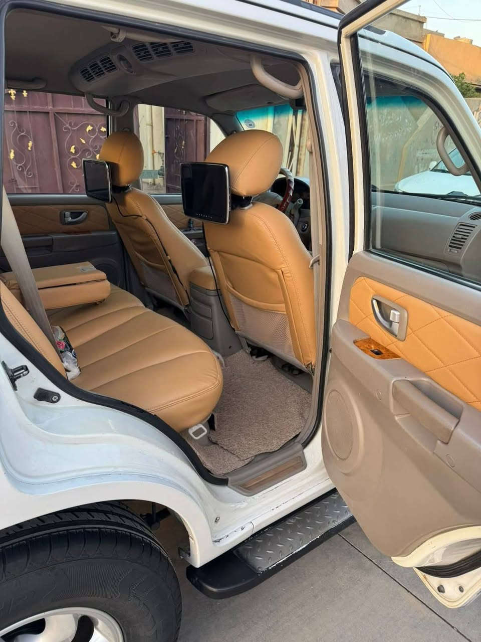 سلام عليكم من رخصه الادمن تريكان 2006 تحفه جديده رقم سليمانيه سنويه لل 27 بسمي تبريد مركزي كشنات جلد تثبيت سرعه بصمه تشغيل عن بعد كير مكينه بلادي بدون صبغ وبدون حادث سياره جديده وضع الشركه *********** السعر المطلوب 135 بي مجال كركوك, العراق
