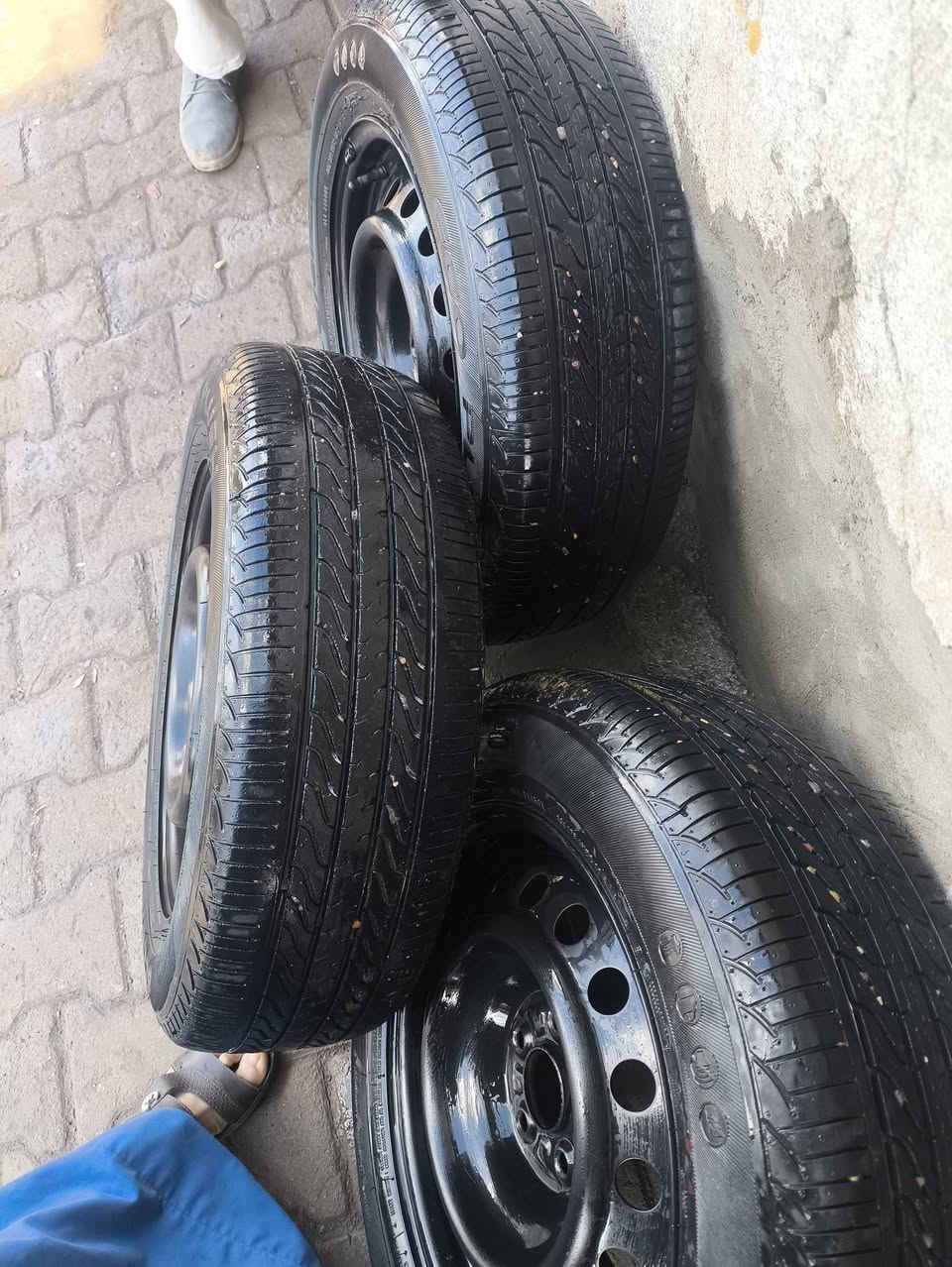 ويل 15 شرط لا عواج ولا تعديل
+ تايرات جدد ماشي شي قليل 15/65/195
انطيهن شرط ميحتاج حتى بلنص شد واطلع 
سعرهن 150الف 
***********
