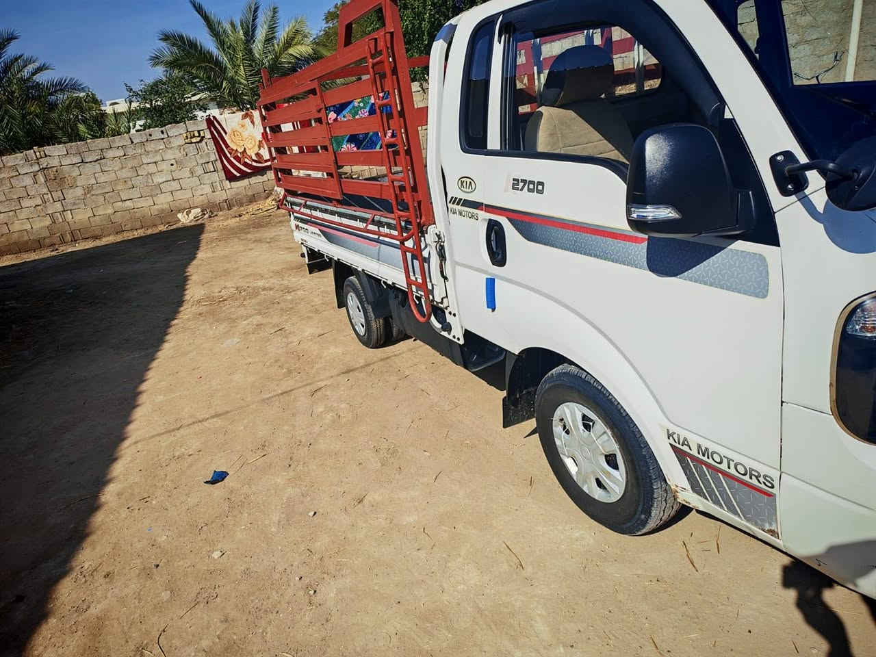 سلام عليكم للبيع كيا حمل مديل 2017 سياره بسمي  مكفوله كفاله عامه مكفوله من ضربه وصبغ وبارد كير ومكينه وشاصي وكهربائيات كله شغاله وصدر  واكسن تبريد وتدفئه شغال تخم تاير جديد دوشمه جديده الاستفسار على رقم ***********   مكان سياره واسط شحيميه قريه اربعه  سياره بدون محجر
