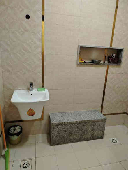 #للبيع_للبيع_للبيع 
••••••••••••
تسلسل(أ/٢/ ٦١٤)

 🔴🏠#دار_سكن_في_الفلوجة - المجمع الذهبي - مقابل الحي العسكري 
✅ طابقين - طابوق- بناء حديث
✅ المساحة 200م  الواجهة 8.5م   والنزال 23.5م 
✅ طابو ملك صرف سكني
✅ شارع 15م تبليط مع رصيف
⭕ يتكون الطابق الارضي من مدخل(مع مجموعة صحية)+ استقبال+ مطبخ بالوجه حار وبارد +غرف نوم عدد 2 + حمام+ صحيات داخلية وخارجية
⭕ ويتكون الطابق العلوي من غرف نوم عدد 2+ حمام وصحيات
🍎 اي ان مجموع غرف النوم هي 4
✅مناور 
✅ ارضية الدار بورسلين بالكامل 
✅حديقة + كراج سيارة 

🚫 الدار جديدة وجاهزة للسكن 

🔴 سعر البيع 225 مليون دينار /تفاوض
ونرفق بعض الصور التوضيحية
 
••••••••••••••••••••••••••••••••••••
⭕ على الراغبين بالشراء زيارتنا في مكتبنا في شارع الثرثار - مقابل جامع سيدنا عثمان
هاتف المكتب :- ***********    ***********
⭕ اوقات الدوام والاجابة على الهاتف:-
من الساعة ٩ صباحا لغاية الساعة ١ ظهرا 
ومن الساعة ٤ عصرا لغاية الساعة ٩ مساءا
