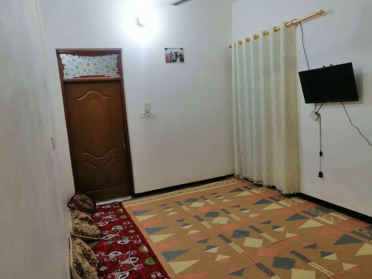 سلام عليكم بيت ١٠٠م للبيع حي النداء منطقه ٨٣ طابق واحد بية استقبال وصاله ومطبخ وغرفه مكشوفة وثنين صحيات السعر ٦٠ وبيه مجال اي استفسار اتصال على الرقم ***********
