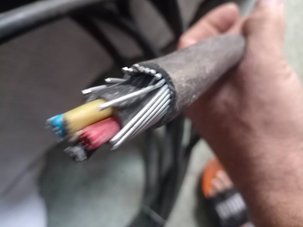 كيبل قطعتين للبيع 6×4 ١٠ امتار مسلح السويدي وكيبل 10×4 ٤متر الاردني اثنينهن سعرهن ٧٠الف مكاني ميسان المجر الكبير دريل للبيع سعره 50    الف  ***********
