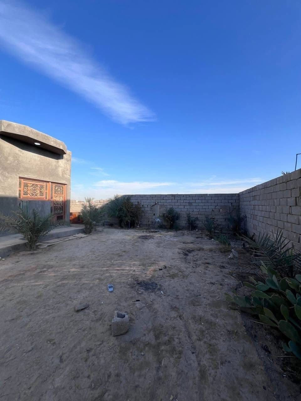 هذا البيت يمتاز بمساحة 600م

مساحة البناء :: 300م

وقف سني مسجل اصولي #سنوياً 100الف

إبي الخصيب - باب طويل - شارع سيد عوده

#السعر :: 80مليون قابل للتفاوض.

واجهة البيت شارع تبليط 10م والخلف نهر واسع ونضيف

#يحتوي :: كراج واسع مع حديقة مع منور محيط البيت 

مدخل كلدور ومدخل مطبخ إضافة إلى صالة واسعة جداً

موزع الغرف معزول عن الصالة / مع غرفتين منام .

صحيات داخلية وخارجية / اساس وسقف كونكريت .

#للأستفسار :: ***********
