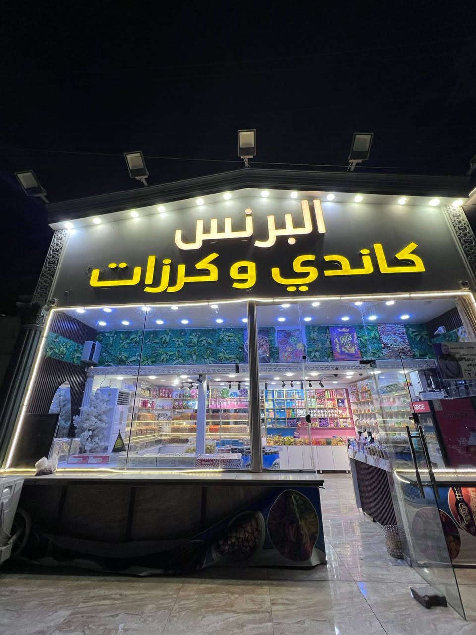 للبيع
محل كرزات وحلويات 
شارع الحزام الاخضر مجاور مطعم  ابن هندول 
سبب البيع لعدم التفرغ 
رقم التلفون ***********
