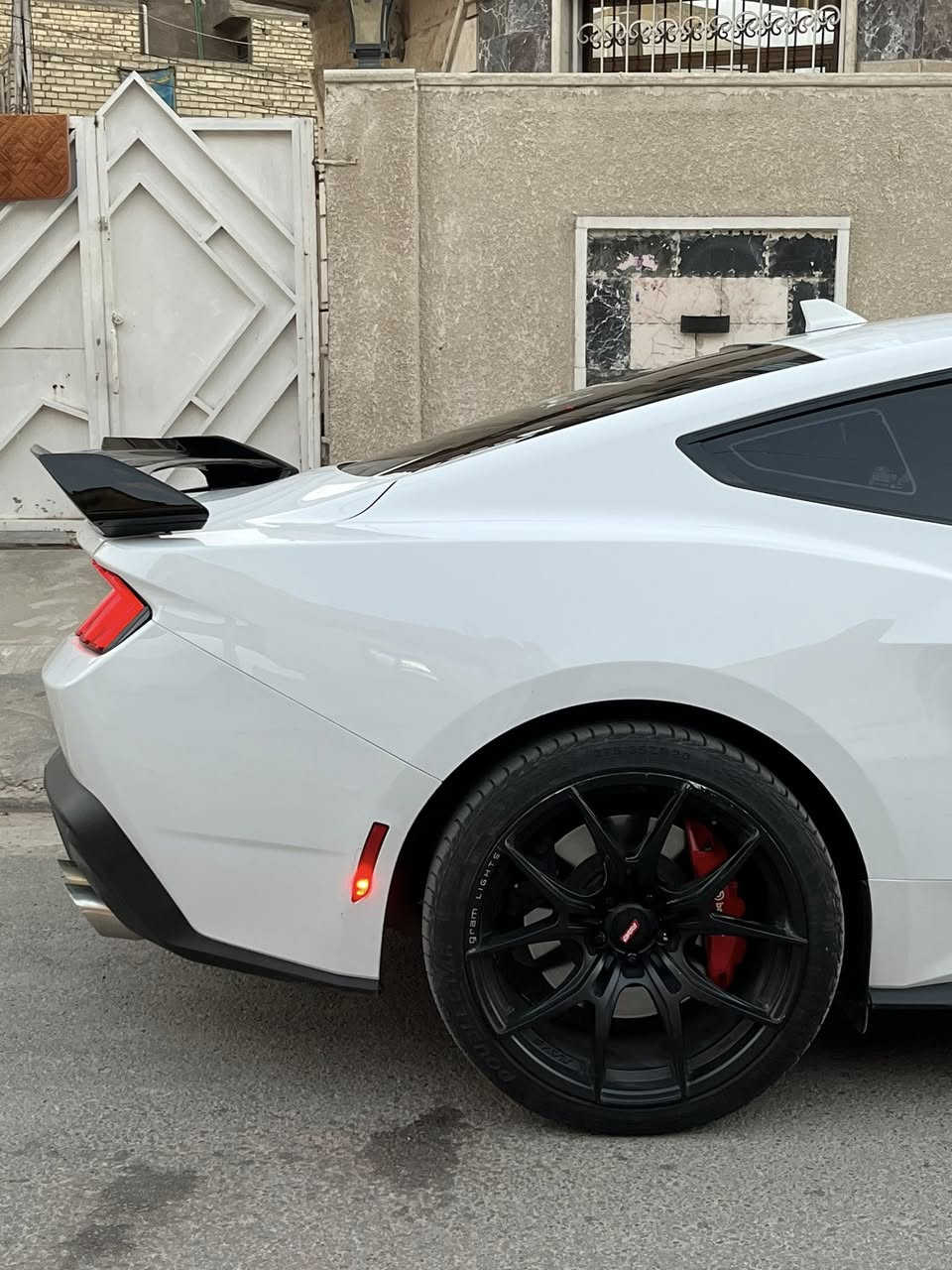 السلام عليكم 
موستنك جيتي GT 

موديل 2024 

ماشية 11 الف كيلو متر 

رقم بغداد مميز 

موستانك 2024 GT (10 Speed) 5.0

اللون ابيض

سنوية جديدة

هزة جديدة

تحويل مباشر

مواصفاتها معروفة Gt :

كشنات تدفئة تبريد

شاشه متصلة

ترحيب ابواب

ترحيب بصمة

تشغيل اطفاء عن بعد 

فصله السيارة من البصمة تفصل

شاشة متصلة

كشنات كهرباء 

ترحيب كامل عند التقرب من السيارة

هاند بريك دكمة

مثبت سرعة

قيادة ذاتي

رادارات بكل مكان

رادارت جانبية امامية خلفية

منبه اصطدام خلفي امامي

اوتو هولد

وباقي المواصفات معروفة

 مكينة كير اكسل تبريد كلة مكفول 

السيارة عليهة تفريغ وبرمجة 

وعليهة ويل اصلي ياباني سعرة٦٥٠ $ 

مكاني بغداد 
رقم تلفون ***********
متوفر واتساب واتصال 

السعر 29000$ 
وبيهة مجال
