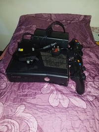 اكس بوكس360 نضيف مع هاردات اثنين  ويدات اثنين   الرقم 07728899683