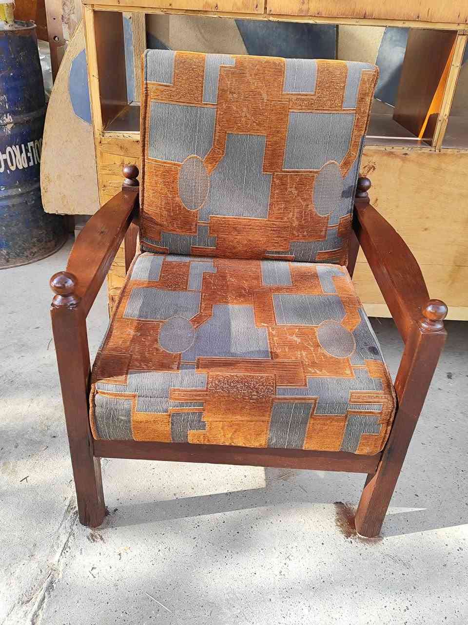 كرسين نظاف حيل
المكان الزنجيلي 
السعر الواحد 15 ألف 
الرقم ***********
