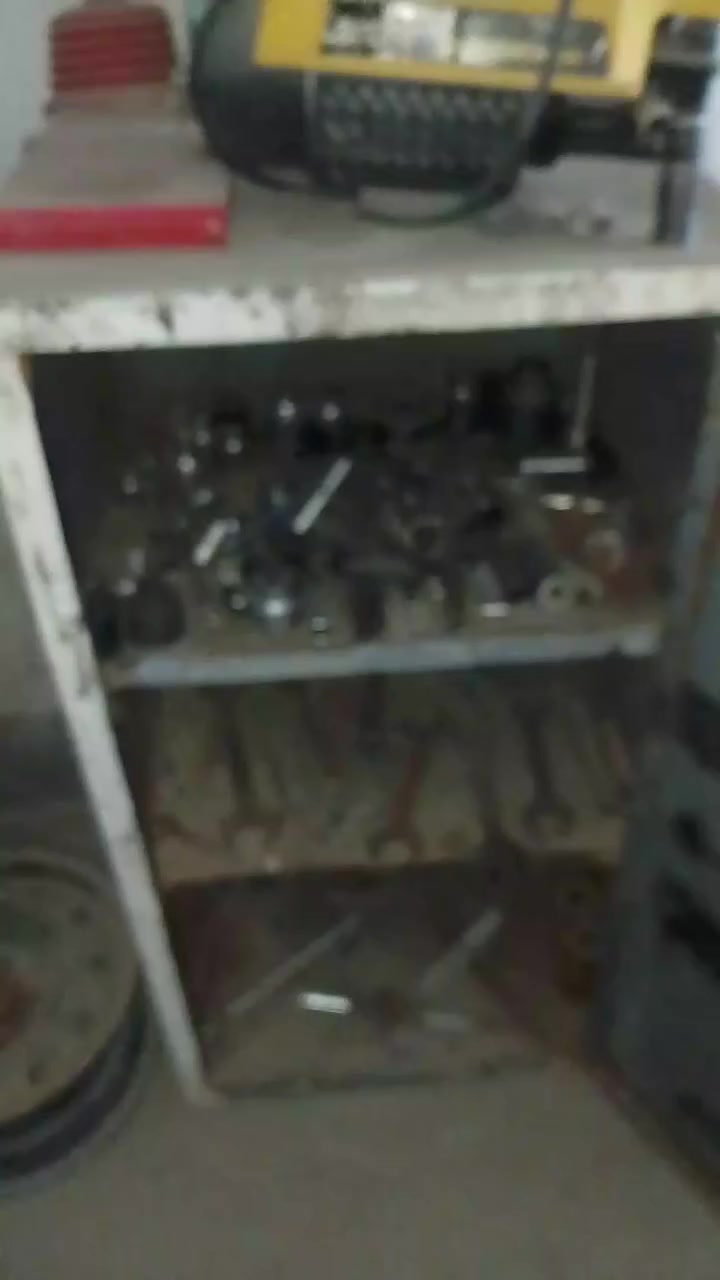 سلام عليكم غراض فيتر كل شي متوفر بعد ميز ومنگنة انگليزية وجگ محركات زرافة للبيع الدورة حي الصناعي الصحة ***********/***********
